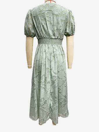 Vネックとパフスリーブが特徴的な花柄ミディドレス（レディース）2025