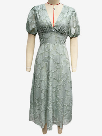 Vネックとパフスリーブが特徴的な花柄ミディドレス（レディース）2025