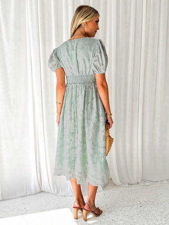 Vネックとパフスリーブが特徴的な花柄ミディドレス（レディース）2025