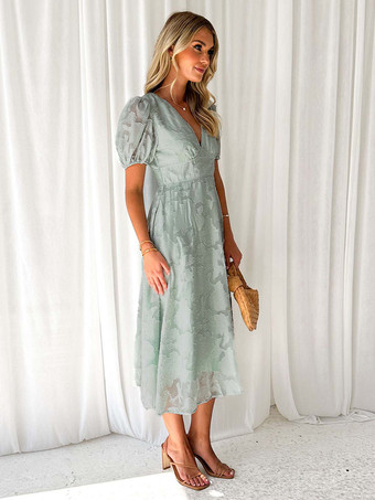 Vネックとパフスリーブが特徴的な花柄ミディドレス（レディース）2025