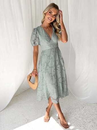 Vネックとパフスリーブが特徴的な花柄ミディドレス（レディース）2025