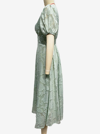 Vネックとパフスリーブが特徴的な花柄ミディドレス（レディース）2025