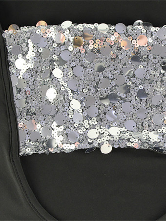 2025年の夜のお出かけにぴったりの、カットアウト入りロングスリーブボディコンミニドレス