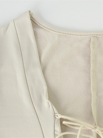 フレアスリーブとハイスリットがセクシーなレースアップロンパース（レディース2025年）