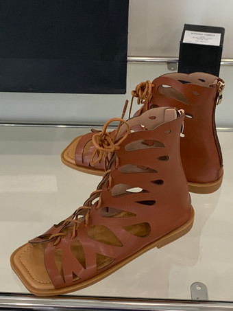 ブラウンのグラディエーターサンダル オープントゥ カットアウト レースアップ フラットサンダル