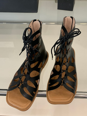 ブラウンのグラディエーターサンダル オープントゥ カットアウト レースアップ フラットサンダル