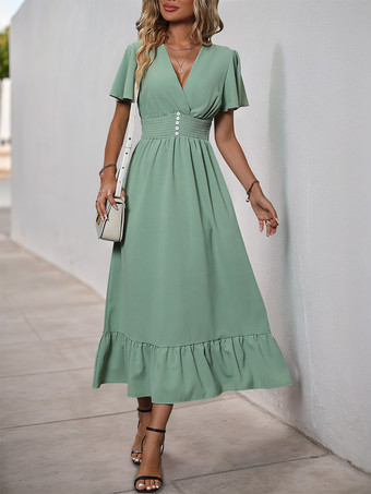 Vネックとフリル裾のグリーンの半袖ミディドレス 2025