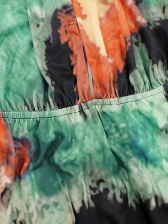 深めのVネックプリントホルターネックマキシドレス 2025