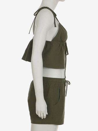 深めのVネックキャミソールとショートパンツの2ピースコーデセット（2025年夏）