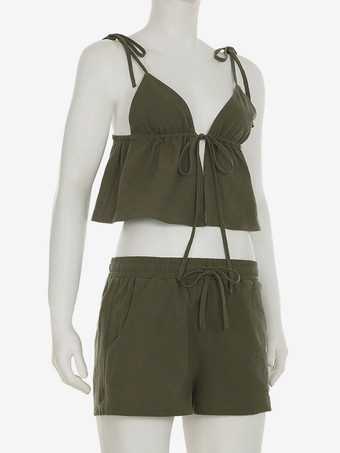 深めのVネックキャミソールとショートパンツの2ピースコーデセット（2025年夏）