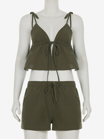 深めのVネックキャミソールとショートパンツの2ピースコーデセット（2025年夏）