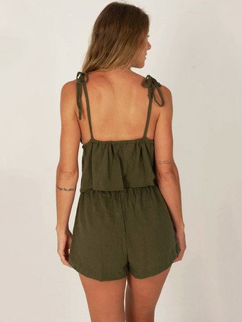 深めのVネックキャミソールとショートパンツの2ピースコーデセット（2025年夏）