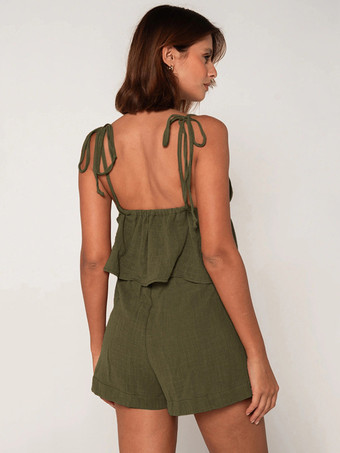 深めのVネックキャミソールとショートパンツの2ピースコーデセット（2025年夏）