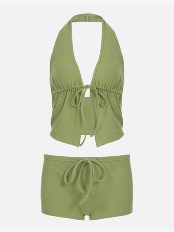 グリーン 深めのVネックキャミソールとショートパンツの2ピースコーデセット（2025年夏）