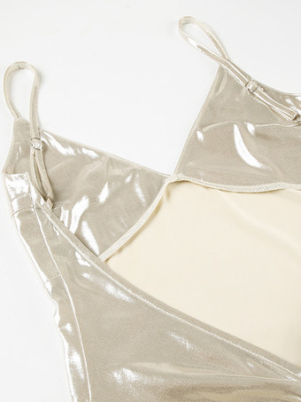 深めのVネックが映える、光沢のあるマーメイドプリーツマキシパーティードレス 2025