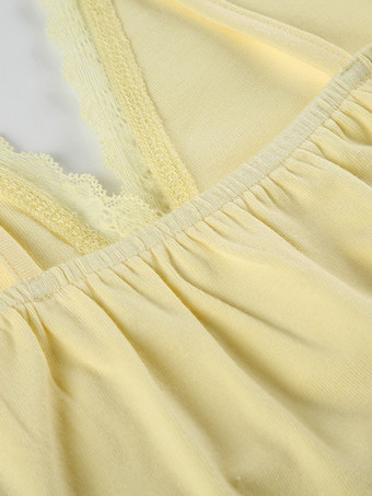 ソフトイエローのラウンジウェアセット 深めのVネックキャミソールとレーストリムショーツ 2025