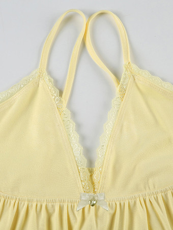 ソフトイエローのラウンジウェアセット 深めのVネックキャミソールとレーストリムショーツ 2025