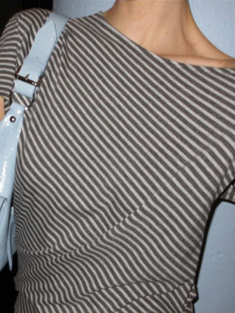 ストライプ柄オフショルダーアシンメトリークロップトップ 2025