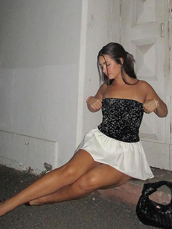 スパンコールのストラップレスミニドレスとパフスカート 2025