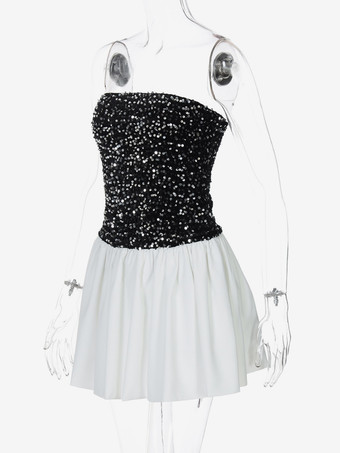 スパンコールのストラップレスミニドレスとパフスカート 2025