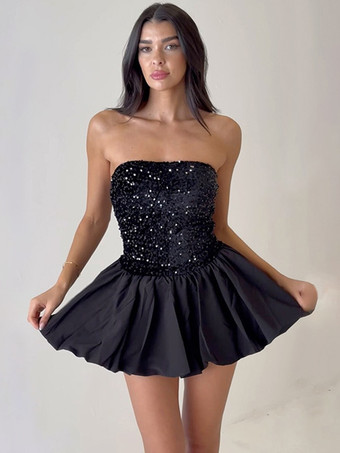 スパンコールのストラップレスミニドレスとパフスカート 2025