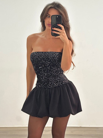 スパンコールのストラップレスミニドレスとパフスカート 2025