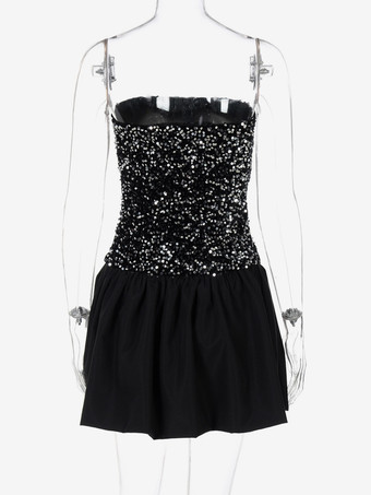 スパンコールのストラップレスミニドレスとパフスカート 2025