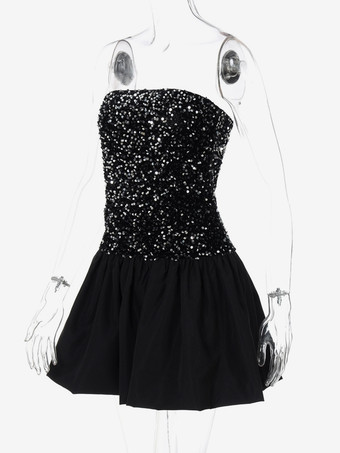 スパンコールのストラップレスミニドレスとパフスカート 2025