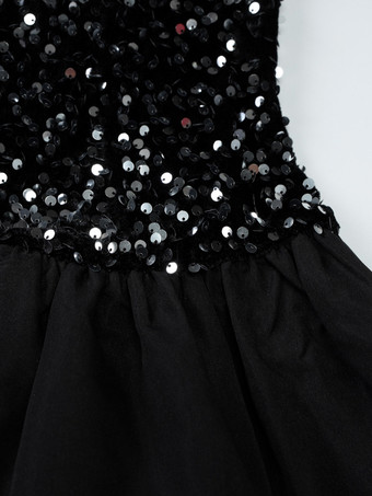 スパンコールのストラップレスミニドレスとパフスカート 2025