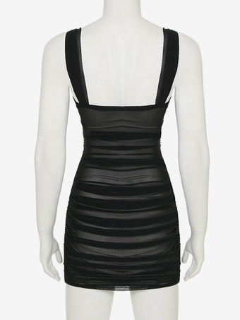 ハート型ネックラインのルーシュボディコンミニドレス（ブラック、2025年）