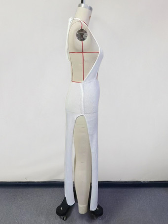 サイドハイスリットとカットアウトが施されたホワイトニットホルターマキシドレス 2025