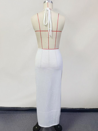 サイドハイスリットとカットアウトが施されたホワイトニットホルターマキシドレス 2025