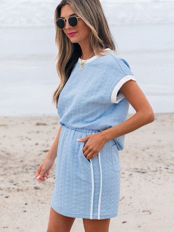 2025年夏に着たい、半袖トップスとミニスカートのカジュアルツーピースコーデ