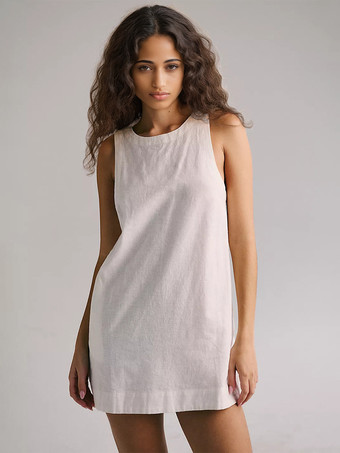 ホワイト 背中が開いたシンプルなラインのミニドレス、ノースリーブのシフトドレス（レディース）2025