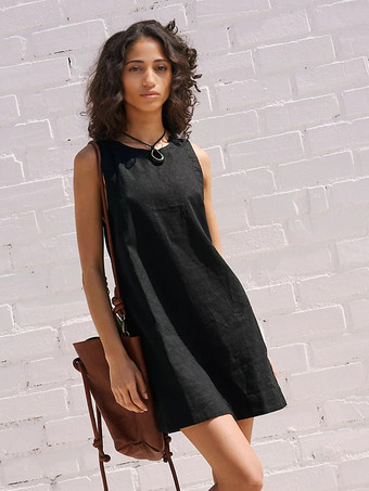 ブラック 背中が開いたシンプルなラインのミニドレス、ノースリーブのシフトドレス（レディース）2025