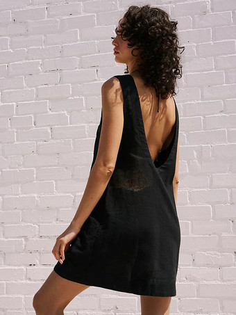 背中が開いたシンプルなラインのミニドレス、ノースリーブのシフトドレス（レディース）2025