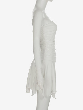 2025年レディース向け、アシンメトリーヘムのホワイトストラップレスルーシュミニドレス