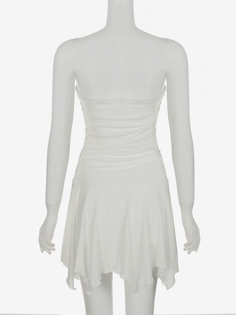 2025年レディース向け、アシンメトリーヘムのホワイトストラップレスルーシュミニドレス