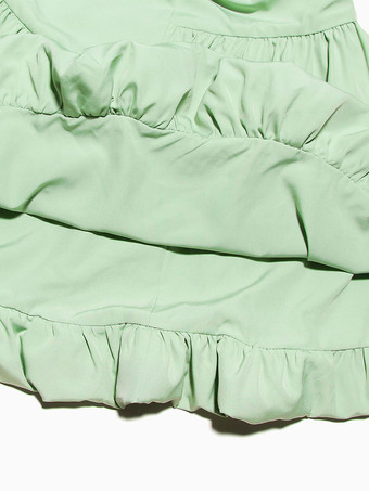 キャップスリーブとフリル裾が特徴のシックなグリーンのミニドレス（レディース 2026）