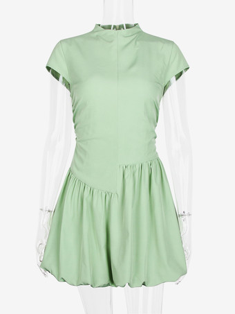 キャップスリーブとフリル裾が特徴のシックなグリーンのミニドレス（レディース 2026）