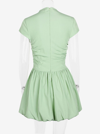 キャップスリーブとフリル裾が特徴のシックなグリーンのミニドレス（レディース 2026）