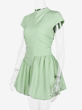 キャップスリーブとフリル裾が特徴のシックなグリーンのミニドレス（レディース 2026）