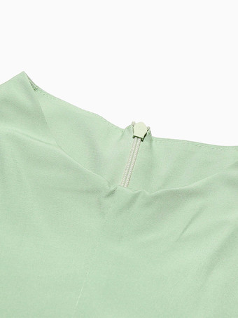 キャップスリーブとフリル裾が特徴のシックなグリーンのミニドレス（レディース 2026）