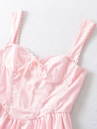 2025年夏にぴったりのソフトピンクのレーストリムミニドレス