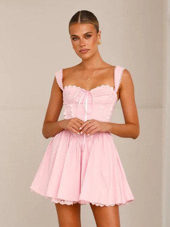 2025年夏にぴったりのソフトピンクのレーストリムミニドレス