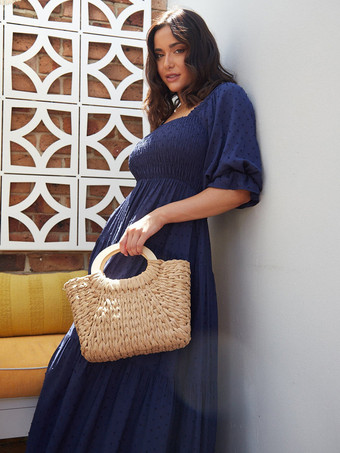 ダークネイビー半袖とフリルが付いた水玉模様のシャーリングマキシドレス 2025