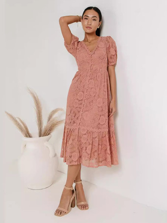 サーモンピンクパフスリーブ、Vネックラインのレースミディドレス 2026