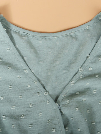 ソフトピンクのフリル裾Vネックミディドレス（シャーリングウエスト付き）2025