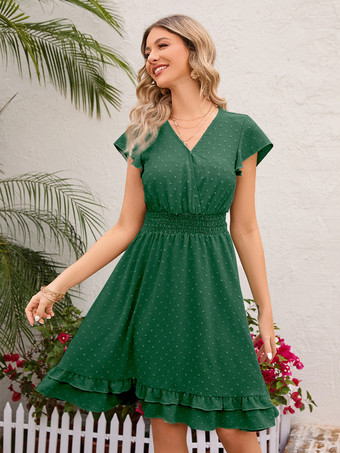 ソフトピンクのフリル裾Vネックミディドレス（シャーリングウエスト付き）2025