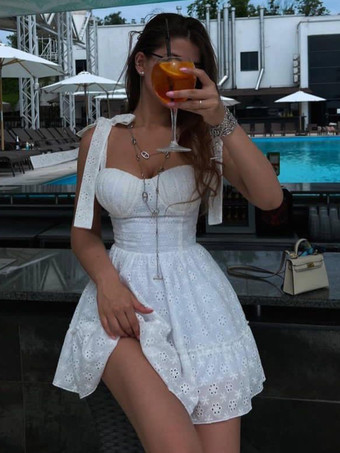 ホワイト レースアップバックと蝶ネクタイ付きスウィートハートネックラインミニドレス 2025